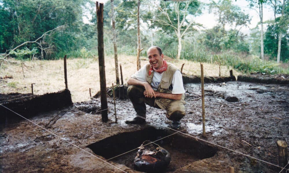 Fotografía cedida hoy por el director de investigación del Centro Nacional para la Investigación Científica (CNRS) de Francia, el arqueólogo Stéphen Rostain, donde aparece mientras posa junto a una jarra de cerámica para cerveza dulce de maíz (chicha), durante una excavación arqueológica a gran escala en una plataforma de tierra del sitio Sangay en el Valle del Upano en Ecuador. EFE/Álbum S. Rostain /SOLO USO EDITORIAL /NO VENTAS /SOLO DISPONIBLE PARA ILUSTRAR LA NOTICIA QUE ACOMPAÑA /CRÉDITO OBLIGATORIO