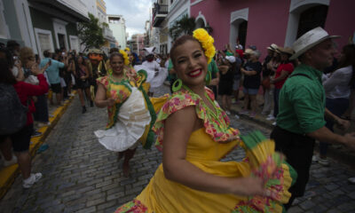 Decenas de personas participan en una comparsa en celebración de la edición numero 54 de las Fiestas de la Calle San Sebastián, hoy, en San Juan (Puerto Rico). EFE/ Thais Llorca