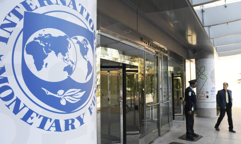 Imagen de archivo en donde se observa el logo del Fondo Monetario Internacional en el Fondo Monetario Internacional en Washington, (EE.UU.) EFE/Lenin Nolly