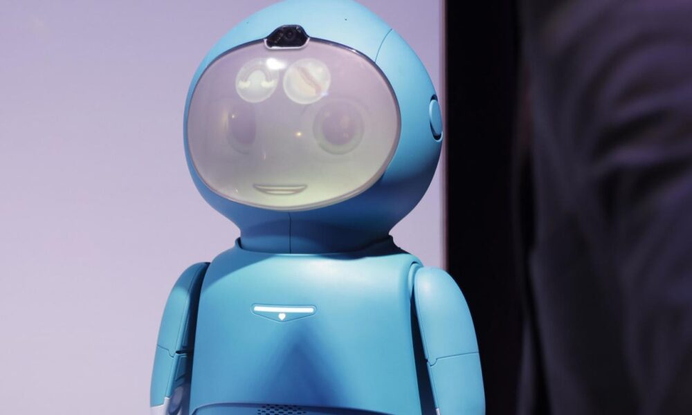 Un visitante observa hoy a Moxie de Amazon, un robot de aprendizaje conversacional para niños, durante la Feria de Electrónica de Consumo CES 2024 en Las Vegas, Nevada (EE.UU). EFE/EPA/CAROLINE BREHMAN