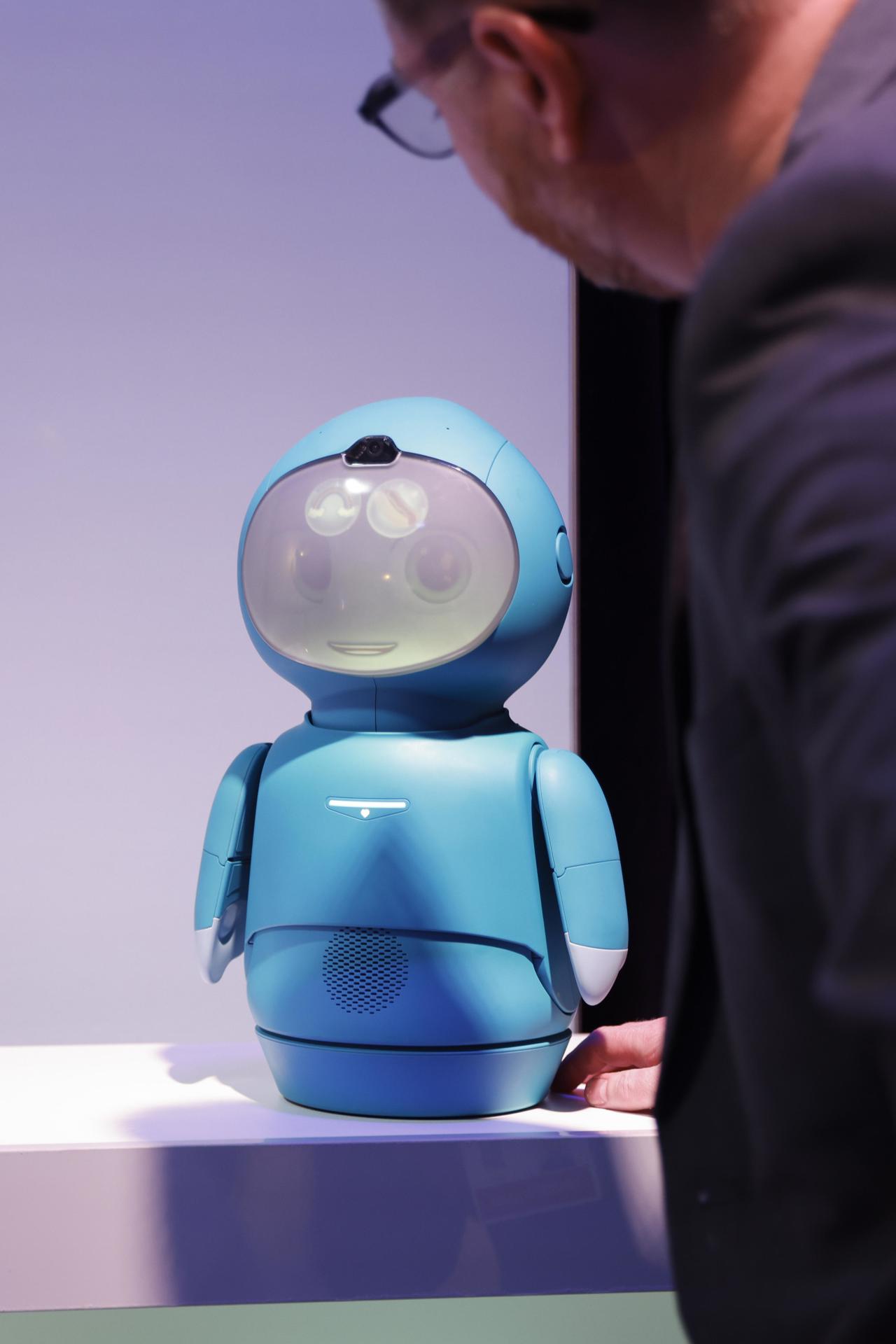 Un visitante observa hoy a Moxie de Amazon, un robot de aprendizaje conversacional para niños, durante la Feria de Electrónica de Consumo CES 2024 en Las Vegas, Nevada (EE.UU). EFE/EPA/CAROLINE BREHMAN