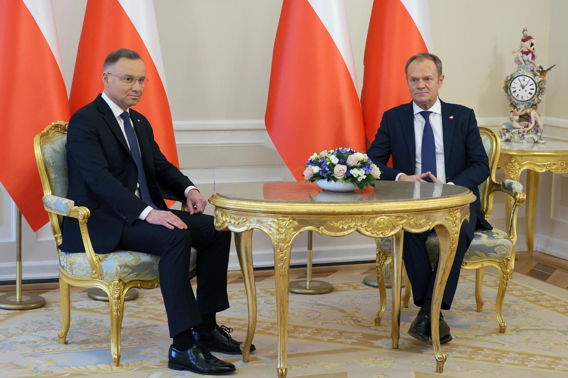El presidente polaco Andrzej Duda (izquierda) y el primer ministro Donald Tusk (derecha) durante una reunión en el Palacio Presidencial de Varsovia, Polonia, el 15 de enero de 2024. EFE/EPA/Pawel Supernak POLONIA OUT