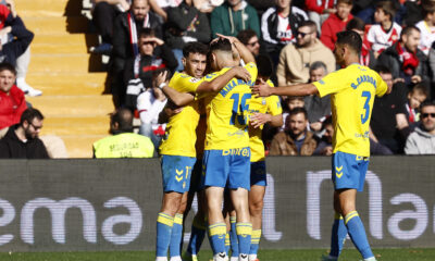 El delantero de Las Palmas, Munir (i) celebra su tanto ante el Rayo Vallecano durante el partido correspondiente a la jornada 21ª disputado este sábado en Vallecas. EFE/ Rodrigo Jiménez