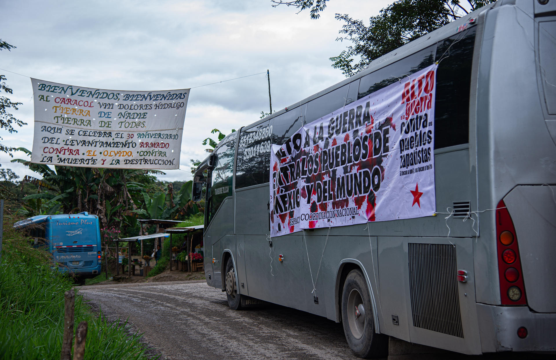 Una caravana de autobuses con simpatizantes llega hoy previo al aniversario del Ejército Zapatista de Liberación Nacional (EZLN), en el municipio Caracol Dolores en el estado de Chiapas (México). EFE/Carlos López