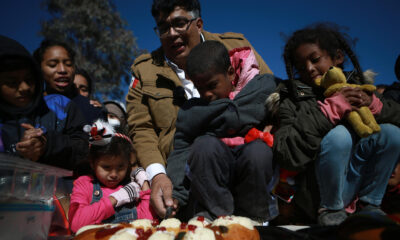 Integrantes del Colectivo Ángeles Mensajeros por La Paz parten una rosca de reyes con menores migrantes hoy, en Ciudad Juárez, estado de Chihuahua (México). EFE/Luis Torres