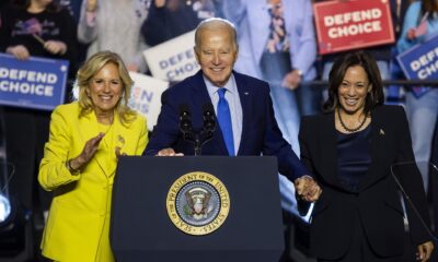 El presidente Joe Biden (centro), junto con la primera dama Jill Biden (i) y la vicepresidenta Kamala Harris (d), celebran en un mitin de campaña por el derecho al aborto en la Universidad George Mason en Manassas, Virginia. EFE/EPA/JIM LO SCALZO