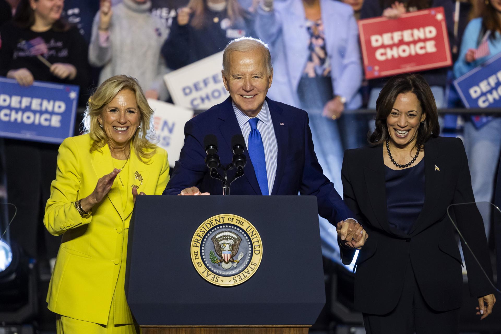 El presidente Joe Biden (centro), junto con la primera dama Jill Biden (i) y la vicepresidenta Kamala Harris (d), celebran en un mitin de campaña por el derecho al aborto en la Universidad George Mason en Manassas, Virginia. EFE/EPA/JIM LO SCALZO
