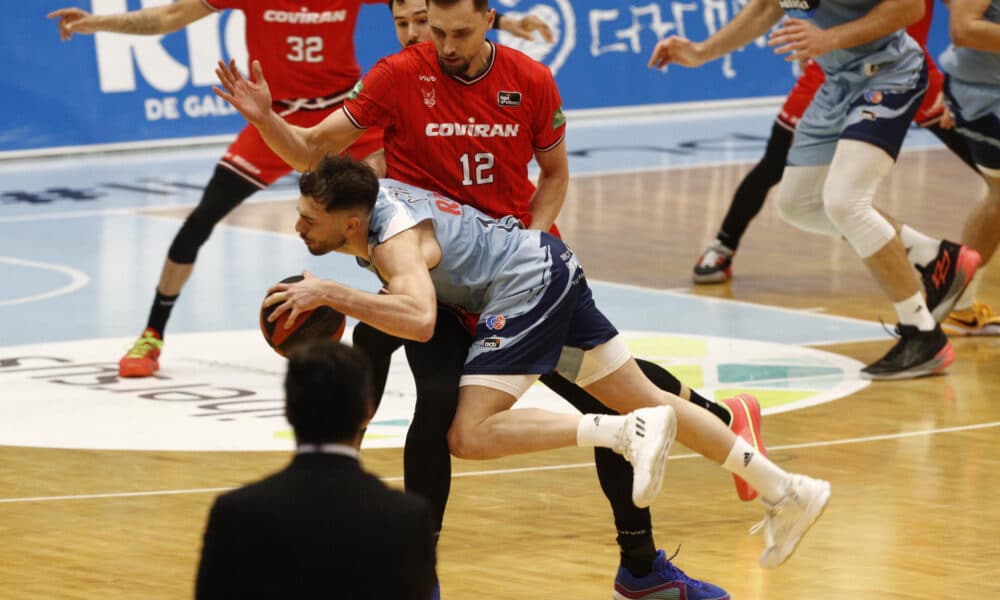 El escolta del Breogán Sergi Garcia (delante) cae ante Evaldas Kairys, pívot lituano del Granada, durante el partido correspondiente a la jornada 17 de la Liga Endesa entre el Breogán y el Granada en el Pazo dos Deportes de Lugo. EFE/ Pedro Eliseo Agrelo Trigo