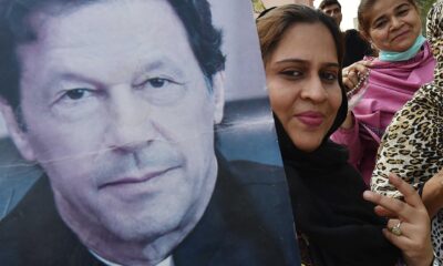 Foto de archivo de una pancarta con la imagen del exprimer ministro de Pakistán Imran Khan. EFE/EPA/SHAHZAIB AKBER