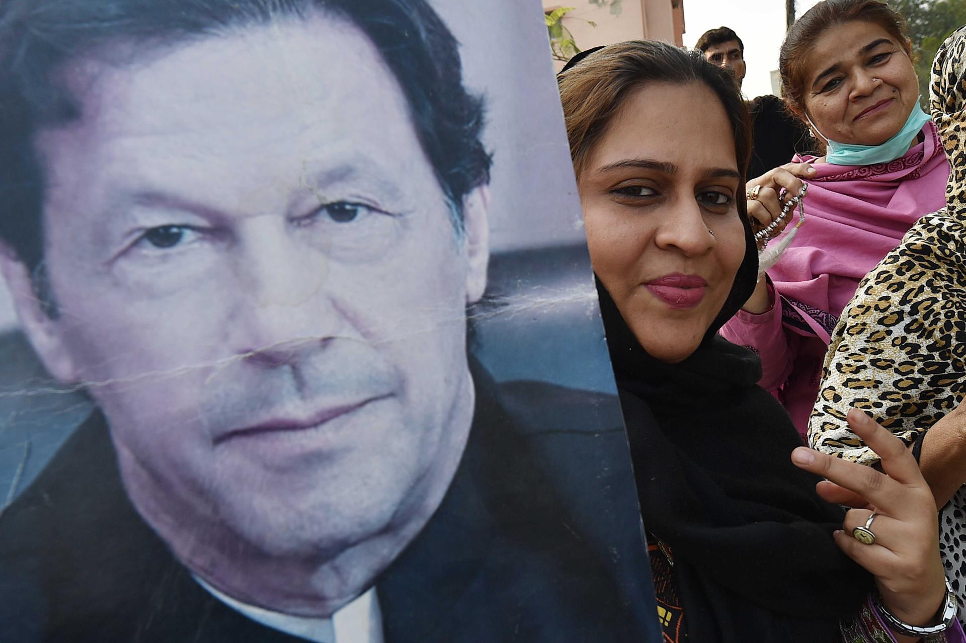 Foto de archivo de una pancarta con la imagen del exprimer ministro de Pakistán Imran Khan. EFE/EPA/SHAHZAIB AKBER