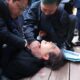 Lee Jae-myung, líder del principal opositor Partido Democrático, se tumba tras ser apuñalado por un agresor en el lado izquierdo del cuello. EFE/EPA/YONHAP
