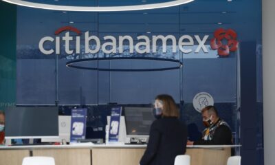 Una mujer acude a un banco de Citibanamex en Ciudad de México (México). Imagen de archivo. EFE/ Mario Guzmán