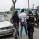 Policías detienen hoy a un presunto delincuente a pocas cuadras de la sede del canal de televisión TC, donde encapuchados armados ingresaron y sometieron a su personal durante una transmisión en vivo, en Guayaquil (Ecuador). EFE/Mauricio Torres