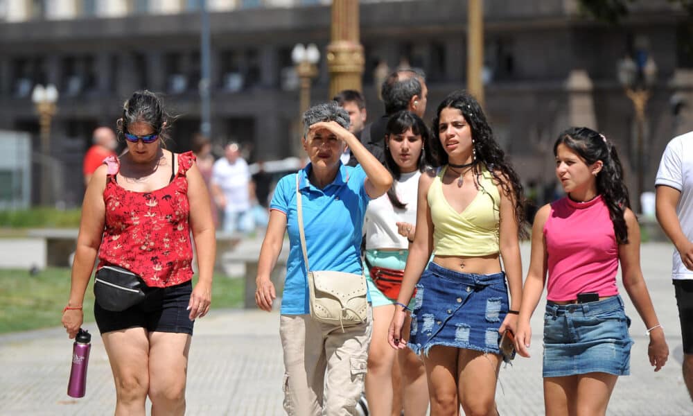 Personas caminan en la Plaza de Mayo frente a Casa de Gobierno, durante la Ola de Calor que se presenta, en Buenos Aires (Argentina), en una fotografía de archivo. EFE/ Enrique Garcia Medina