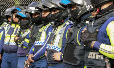 Integrantes de la Policía de Tránsito forman antes de patrullar hoy, en Guayaquil (Ecuador). EFE/ Carlos Durán Araújo