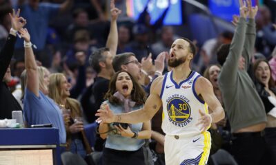 El jugador de los Golden State Warriors Stephen Curry celebra un triple contra los Philadelphia 76ers. EFE/EPA/JOHN G. MABANGLO