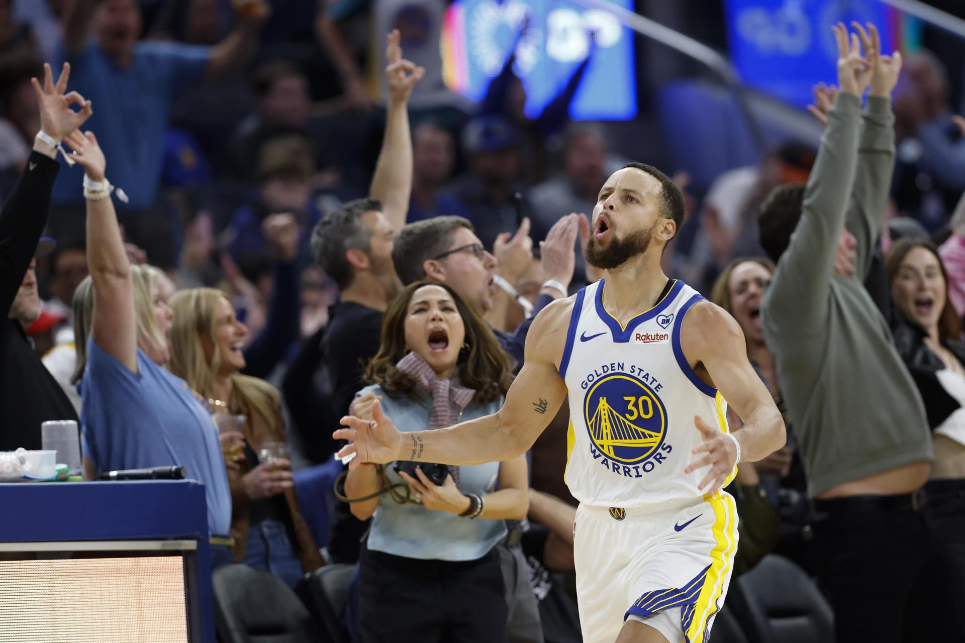 El jugador de los Golden State Warriors Stephen Curry celebra un triple contra los Philadelphia 76ers. EFE/EPA/JOHN G. MABANGLO