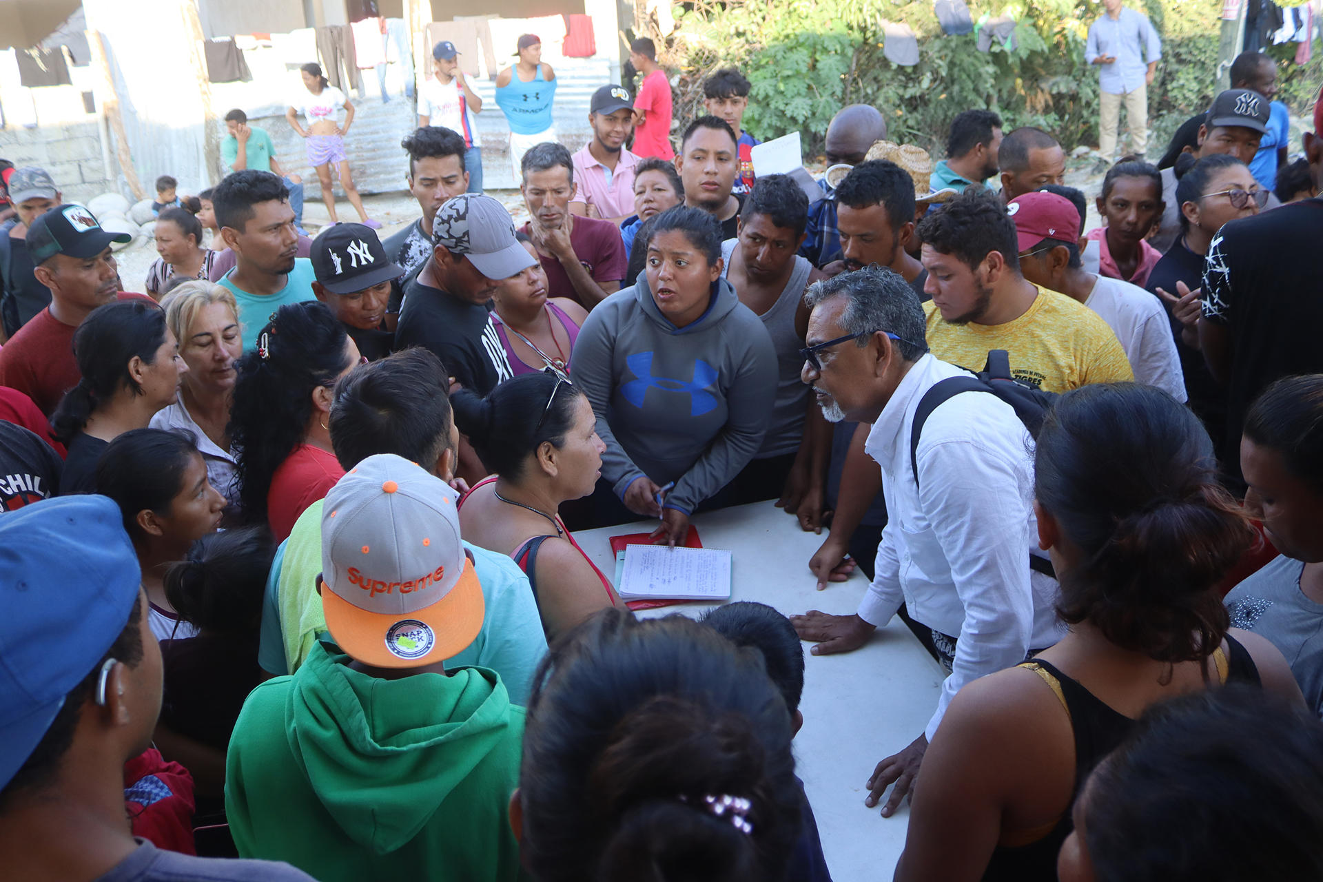 El director del Centro de Dignificación Humana (CDH) Luis Rey García (c-derecha), habla con un grupo de migrantes que abandonaron una caravana hacia Estados Unidos hoy, desde la ciudad de Mapastepec en el estado de Chiapas (México). EFE/Juan Manuel Blanco
