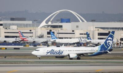 Una aeronave de Alaska Airlines en el Aeropuerto Internacional de Los Ángeles, California (EE.UU.), este 18 de enero de 2024. EFE/EPA/Caroline Brehman