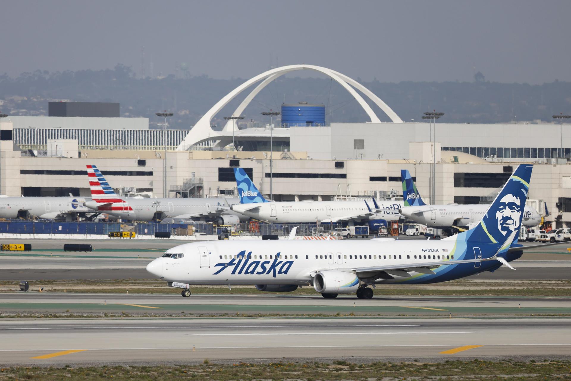 Una aeronave de Alaska Airlines en el Aeropuerto Internacional de Los Ángeles, California (EE.UU.), este 18 de enero de 2024. EFE/EPA/Caroline Brehman