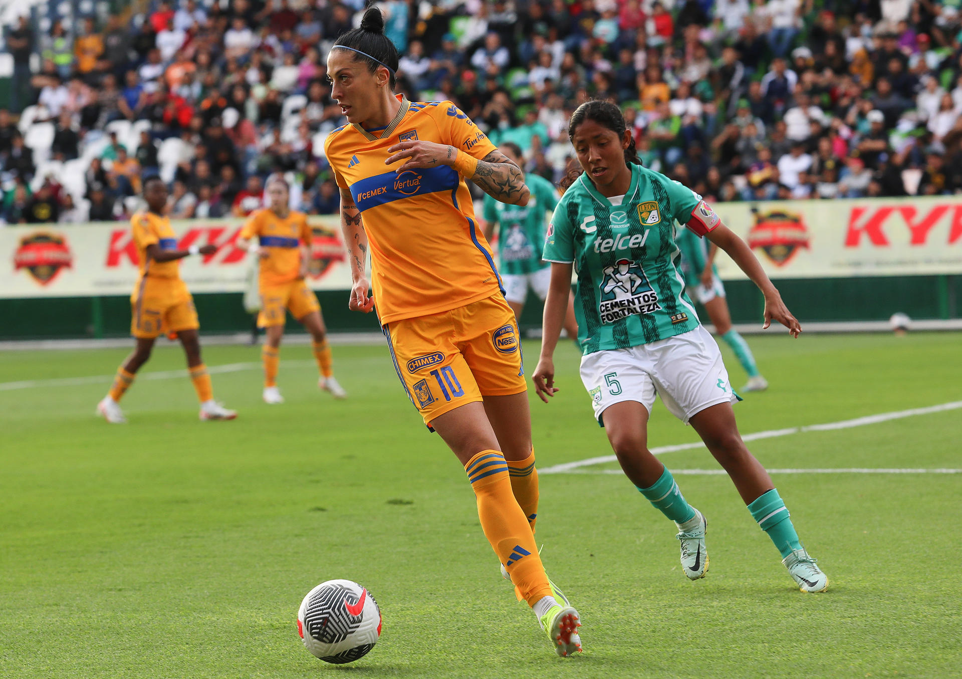 Jennifer Hermoso (i) de Tigres disputa un balón con Brenda Díaz de León, durante un partido por la cuarta jornada del torneo Clausura 2024 de la Liga MX Femenil del fútbol mexicano, en el estadio León, en León (México). EFE/Luis Ramírez
