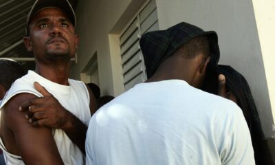 Un grupo de 14 migrantes, 13 hombres y un menor, de nacionalidad desconocida, fue detenido este martes en Puerto Rico al llegar de manera ilegal por la costa noroeste de la isla caribeña, informó la Policía local. Fotografía de archivo. EFE/Orlando Barría