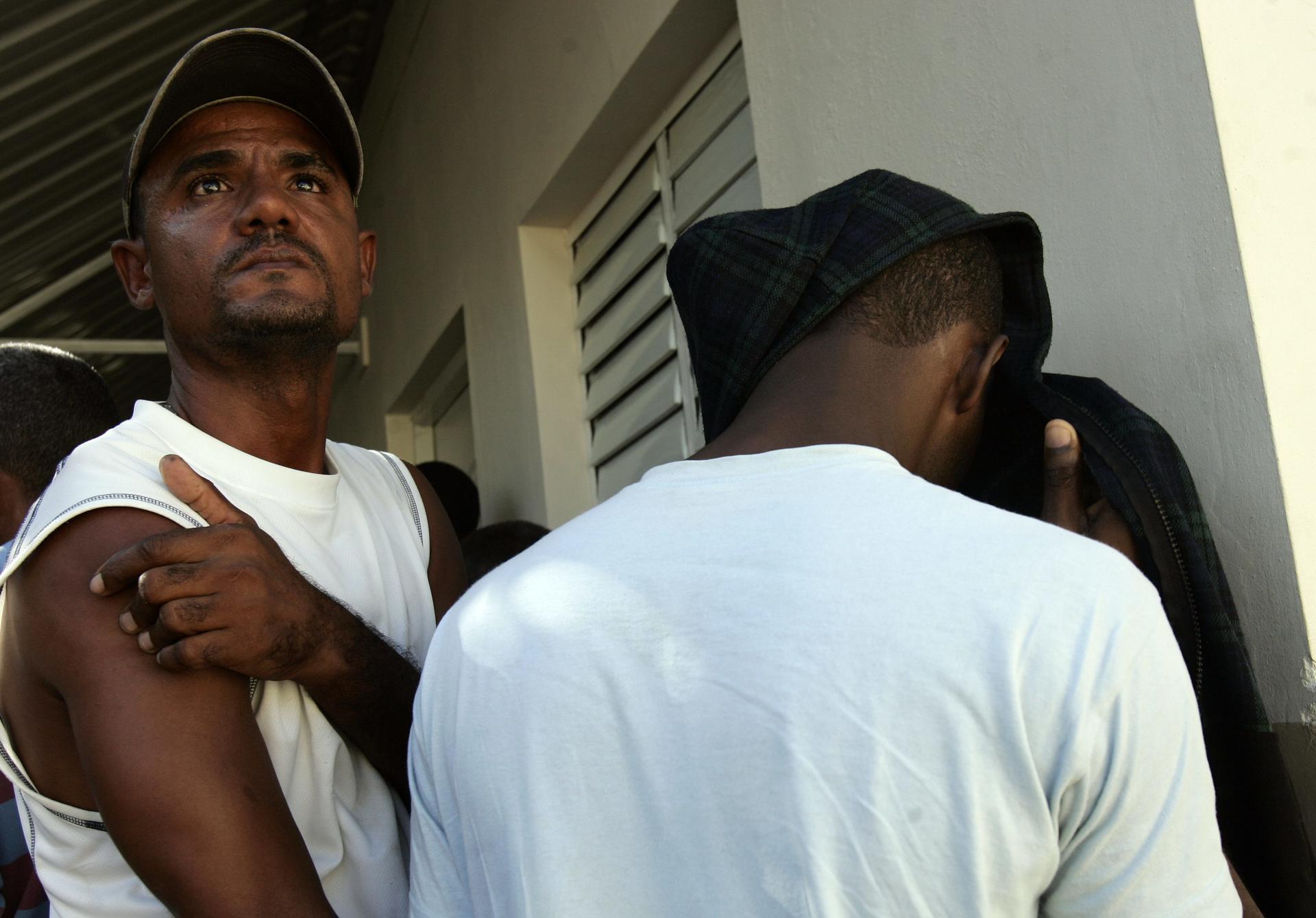 Un grupo de 14 migrantes, 13 hombres y un menor, de nacionalidad desconocida, fue detenido este martes en Puerto Rico al llegar de manera ilegal por la costa noroeste de la isla caribeña, informó la Policía local. Fotografía de archivo. EFE/Orlando Barría