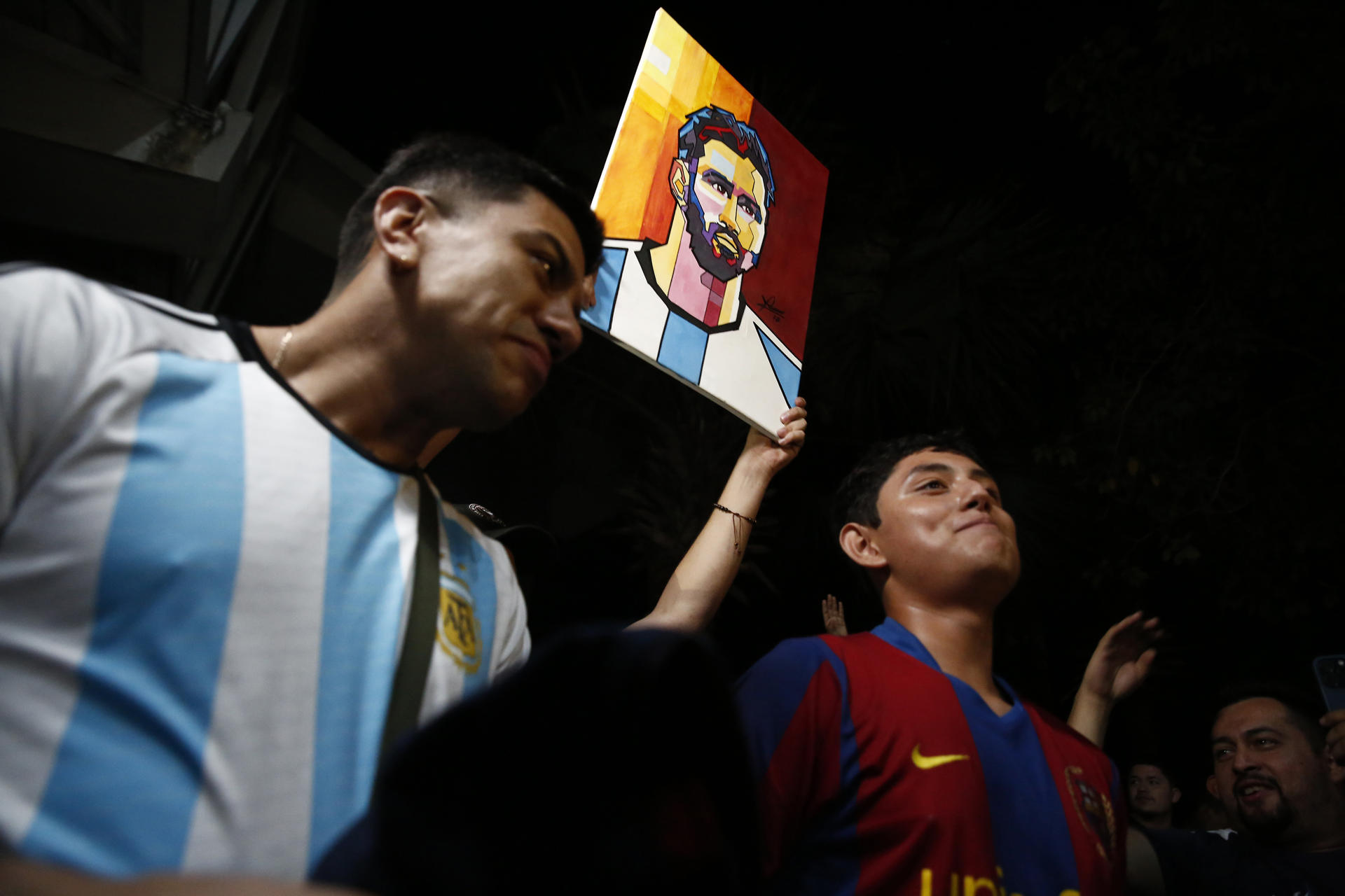 Aficionados salvadoreños esperaron la madrugada de este viernes la llegada del argentino Lionel Messi a un hotel donde se hospedan él y sus demás compañeros del Inter Miami, horas antes del partido amistoso ante la selección de El Salvador. EFE/Rodrigo Sura