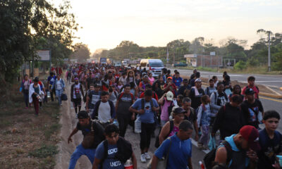 Migrantes de diferentes nacionalidades caminan en una caravana hoy, en el municipio de Tapachula, en Chiapas (México). EFE/Juan Manuel Blanco