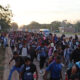 Migrantes de diferentes nacionalidades caminan en una caravana hoy, en el municipio de Tapachula, en Chiapas (México). EFE/Juan Manuel Blanco