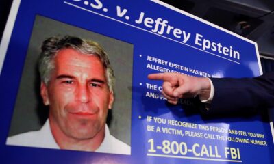 Vista de la ficha criminal del financiero estadounidense Jeffrey Epstein, en una fotografía de archivo. EFE/Jason Szenes