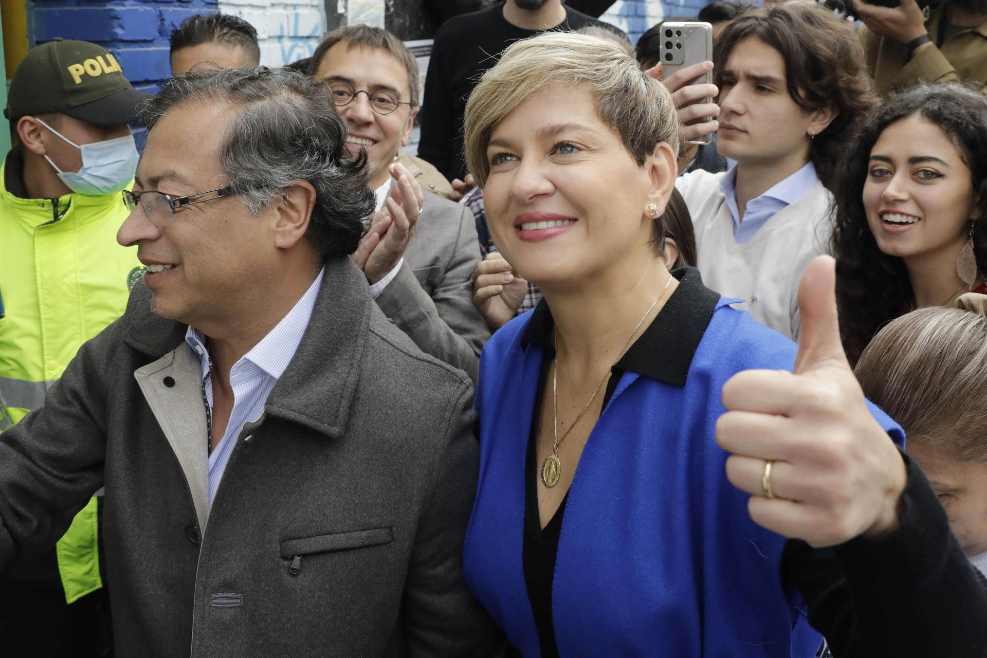 Fotografía de archivo fechada el 20 de junio de 2022 donde aparecen el presidente de Colombia, Gustavo Petro, y su esposa Verónica Alcocer. EFE/ Carlos Ortega