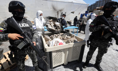 Fotografía cedida por la Presidencia de Ecuador que muestra un operativo de destrucción de droga hoy, en Quito (Ecuador). EFE/Presidencia de Ecuador