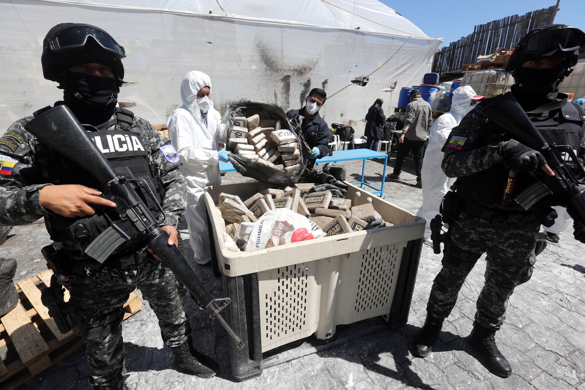 Fotografía cedida por la Presidencia de Ecuador que muestra un operativo de destrucción de droga hoy, en Quito (Ecuador). EFE/Presidencia de Ecuador
