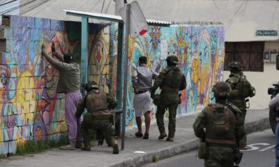 Una compañía de soldados ecuatorianos requisa a pobladores, el 11 de enero de 2024, en el barrio Comité del Pueblo Zona Once en Quito (Ecuador). EFE/ José Jácome