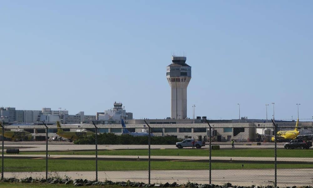 Imagen de archivo en donde se observan varios aviones en un hangar en el aeropuerto internacional Luis Muñoz Marín en Carolina, cerca de San Juan (Puerto Rico). EFE/Jorge Muñiz