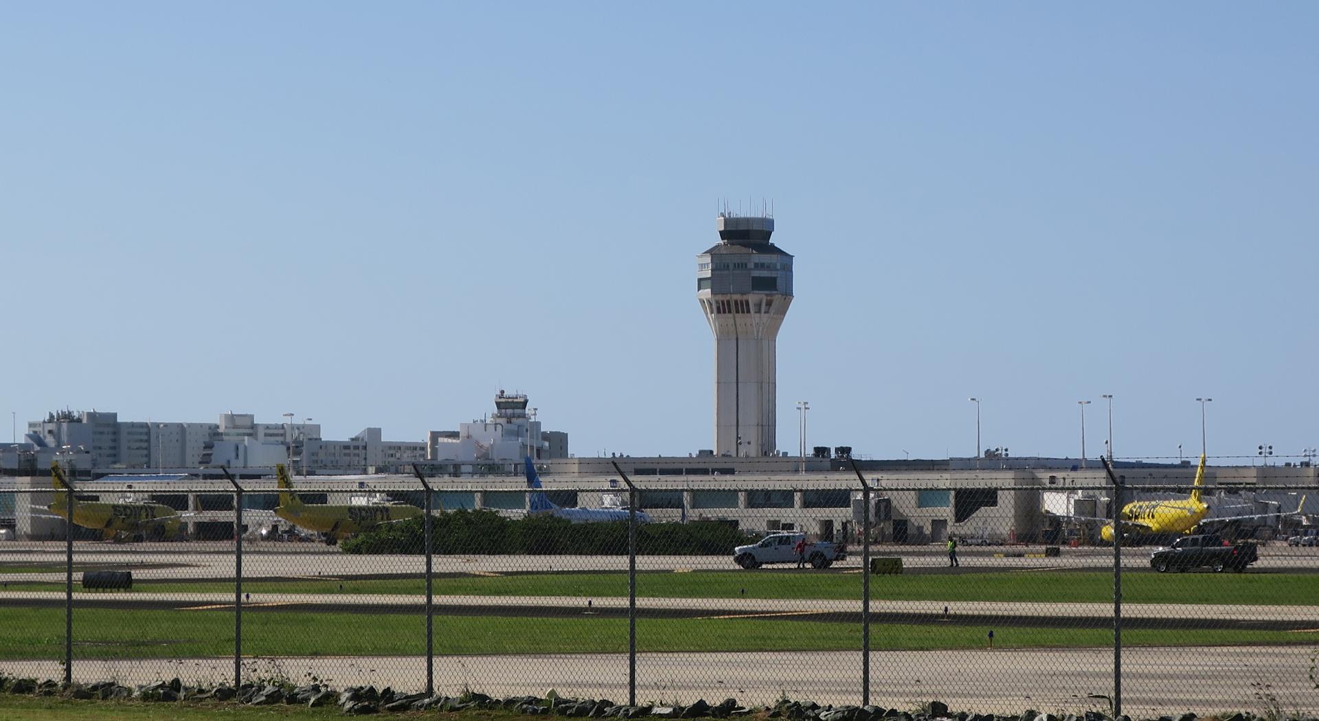 Imagen de archivo en donde se observan varios aviones en un hangar en el aeropuerto internacional Luis Muñoz Marín en Carolina, cerca de San Juan (Puerto Rico). EFE/Jorge Muñiz