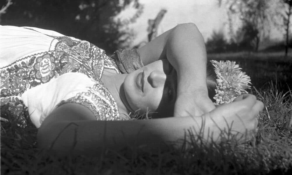 Fotografía cedida por Amazon MGM Studios de la artista mexicana Frida Kahlo posando en 1941 en Xochimilco (México). EFE/ Amazon Mgm Studios /SOLO USO EDITORIAL/ SOLO DISPONIBLE PARA ILUSTRAR LA NOTICIA QUE ACOMPAÑA (CRÉDITO OBLIGATORIO)