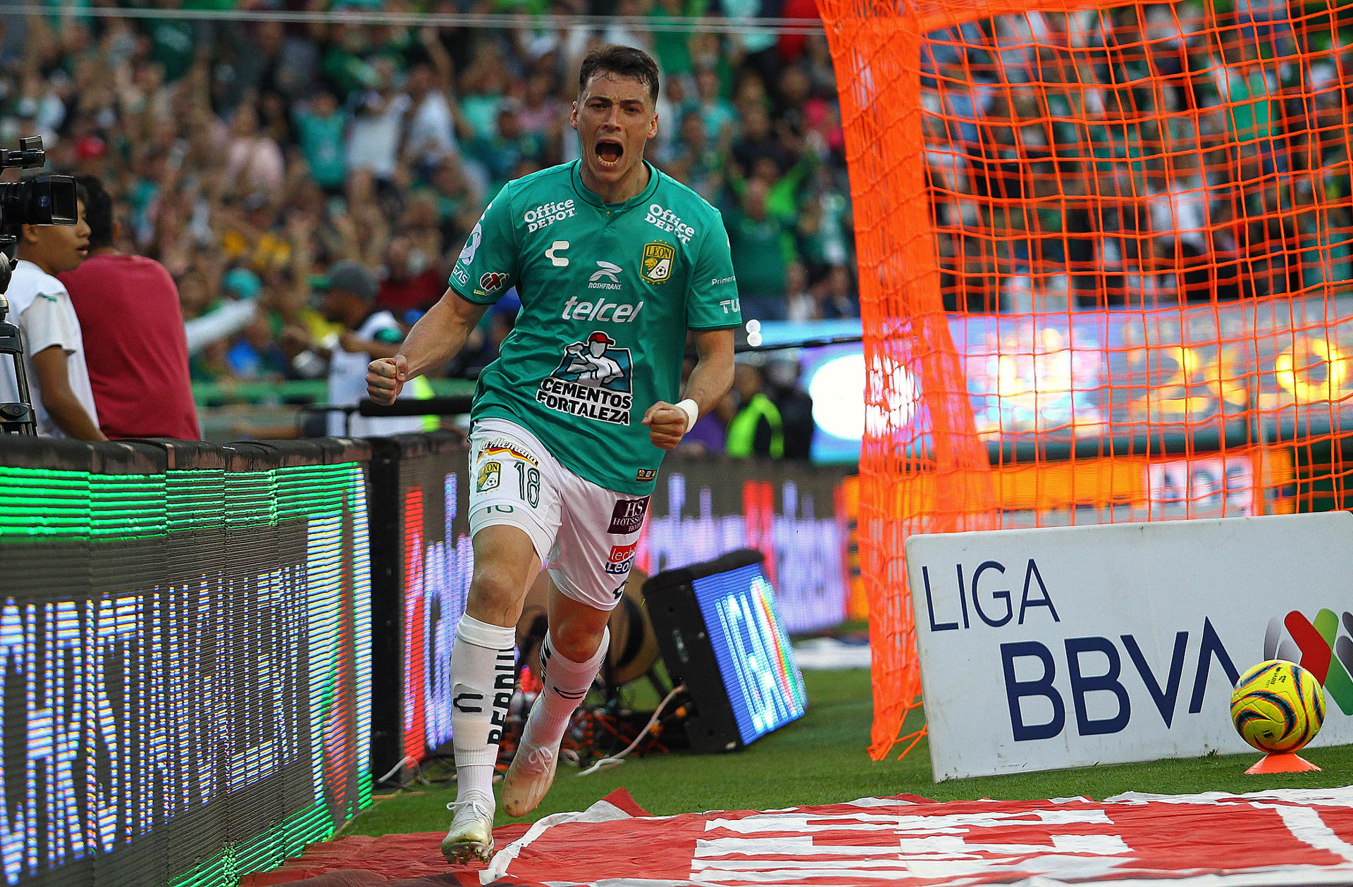 Federico Viñas del León celebra un gol durante un partido por la tercera jornada del torneo Clausura 2024 de la Liga MX del fútbol mexicano entre León y Santos, en el estadio León, en el estado de Guanajuato (México). EFE/Luis Ramírez