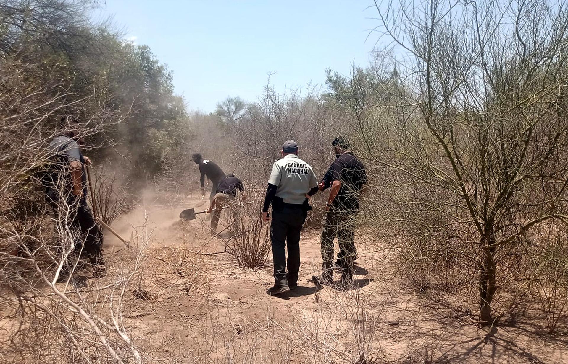 Fotografía de archivo de peritos de la Fiscalía de Justicia de Sonora que localizaron el cuerpo semienterrado de un hombre en una fosa clandestina. EFE/Daniel Sánchez