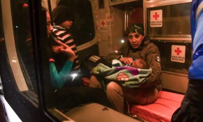 Fotografía de archivo de una familia de migrantes centroamericanos son rescatados por Agentes del Grupo Beta y socorristas de la Cruz Roja mexicana. EFE/Miguel Sierra
