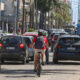 Una persona monta en bicicleta en medio de varios autos, el 5 de enero de 2023, en Punta del Este (Uruguay). EFE/Gastón Britos