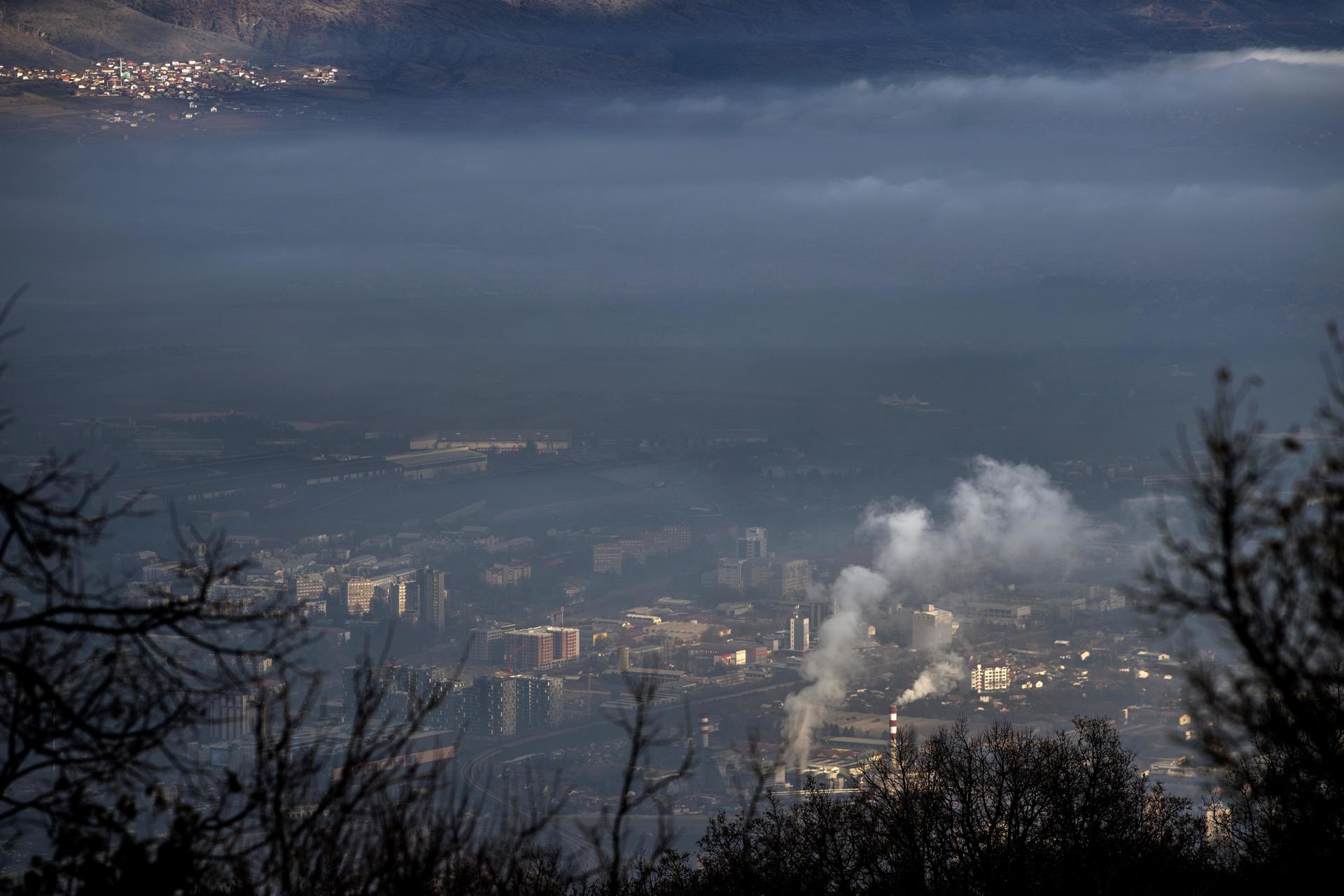 Imagen de Skopje cubierta de niebla y contaminación. EFE/EPA/GEORGI LICOVSKI