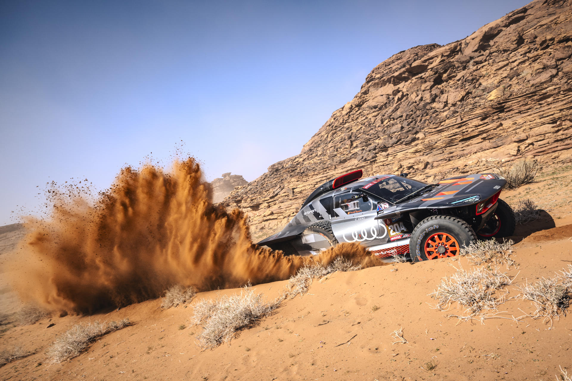 El piloto español Carlos Sainz y su copiloto Lucas Cruz, de Team Audi Sport race, durante la etapa 1 del Rally Dakar 2024, de Alula a Al Henakiyah, Arabia Saudita, este sábado. EFE/Marcelo Maragni/Red Bull Content Pool
