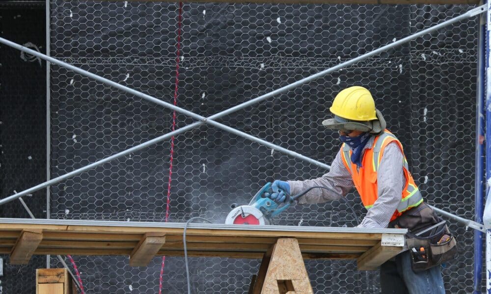 Fotografía de archivo de un hombre trabajando en construcción en Washington (EE. UU).  EFE/ George Frey