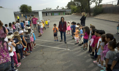 Fotografía de archivo de unos alumnos que salieron de su aula tras un sismo en California. EFE/David Maung