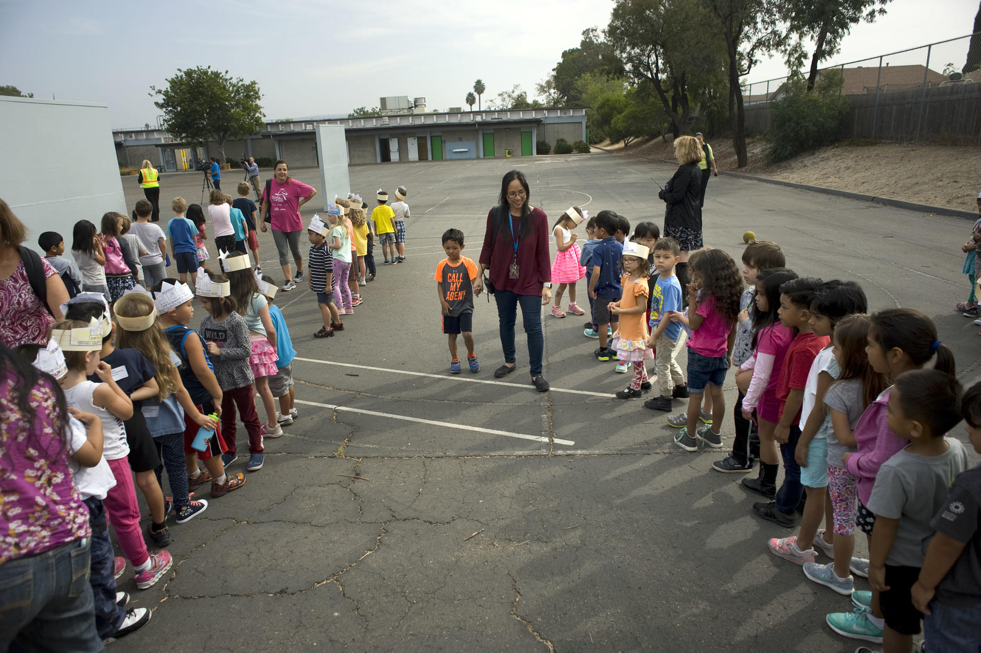 Fotografía de archivo de unos alumnos que salieron de su aula tras un sismo en California. EFE/David Maung