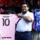 Un hombre vende camisas alusivas al futbolista argentino Lionel Messi, el 17 de enero del 2024, en el centro de San Salvador (El Salvador). EFE/Rodrigo Sura