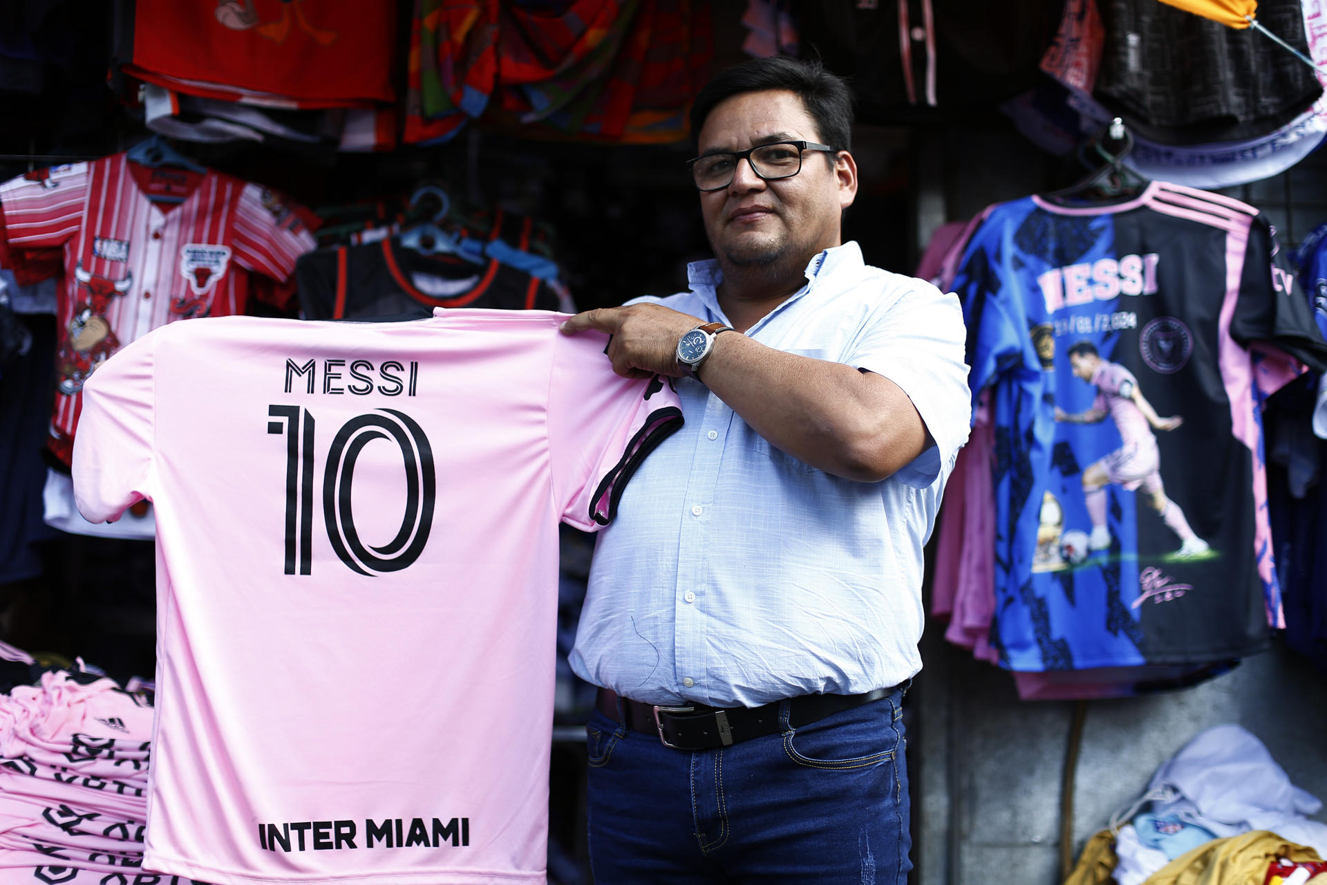 Un hombre vende camisas alusivas al futbolista argentino Lionel Messi, el 17 de enero del 2024, en el centro de San Salvador (El Salvador). EFE/Rodrigo Sura