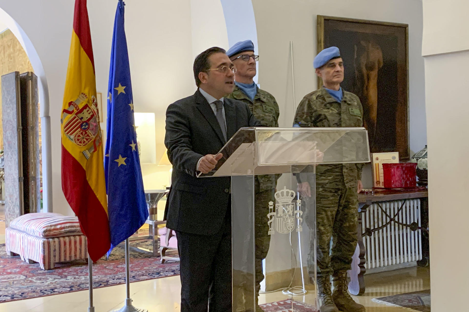 El ministro español de Asuntos Exteriores, José Manuel Albares, durante una ceremonia de condecoración a las tropas españolas desplegadas en el Líbano celebrada este miércoles en la Embajada de España a las afueras de Beirut (Líbano). EFE/Noemí Jabois